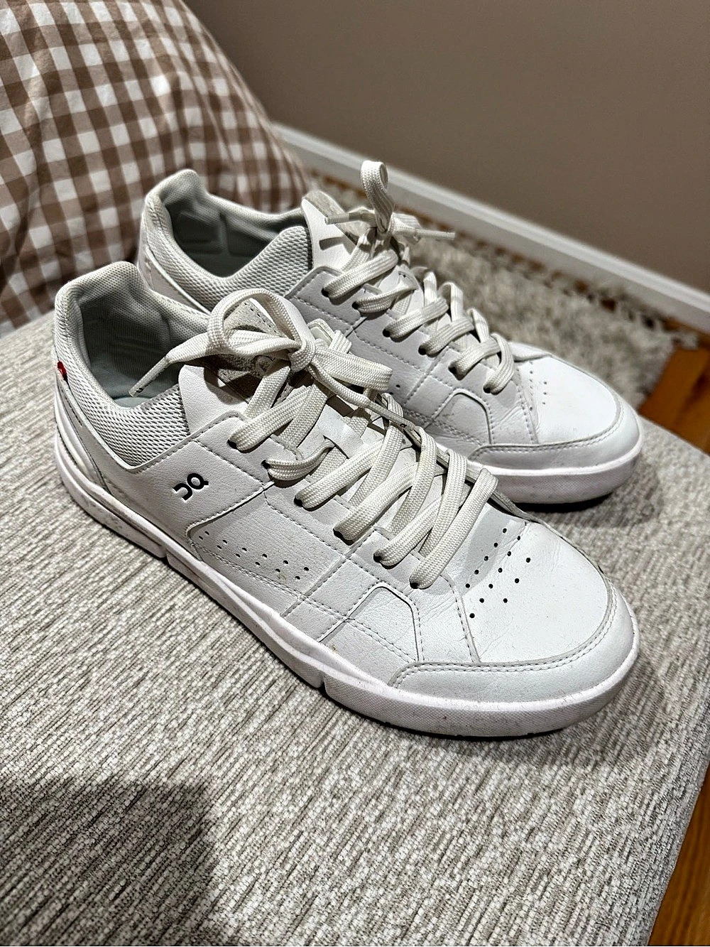 On The Roger Advantage White Sneakers